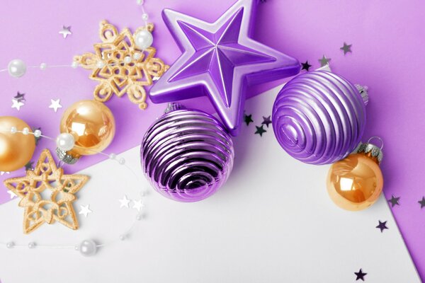 Carte postale avec des boules et des décorations pour Noël et Nouvel an