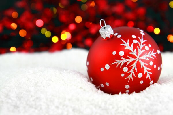 Boule de Noël rouge sur la neige