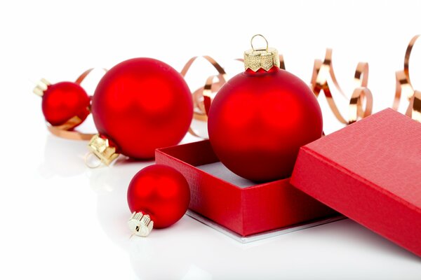 Boules de Noël givrées rouges dans une boîte