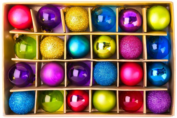 Jouets multicolores sur l arbre de Noël dans la boîte