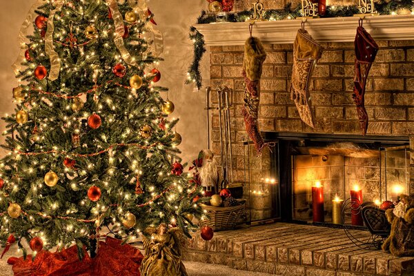 Arbre de Noël avec des lumières et des décorations