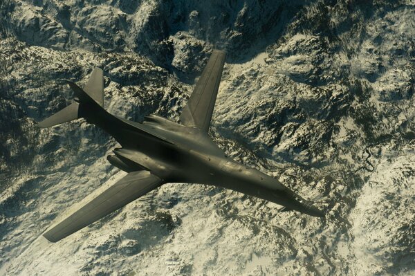 Le bombardier stratégique supersonique B-1B vole au-dessus du sol