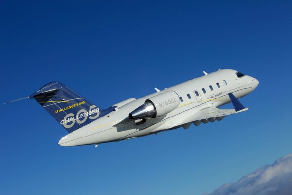 Avion de passagers vole dans les nuages