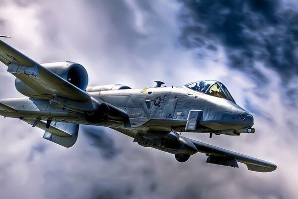 Un avion A10 vole par mauvais temps