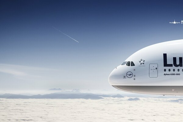 Un Boeing a 380 plane au-dessus des nuages