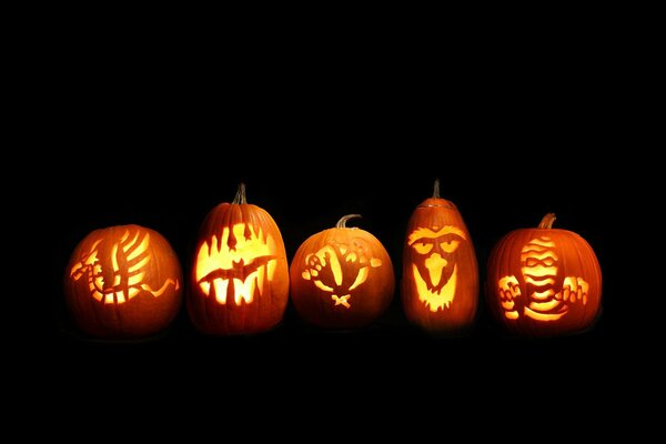 Citrouilles d Halloween lumineuses avec différents motifs