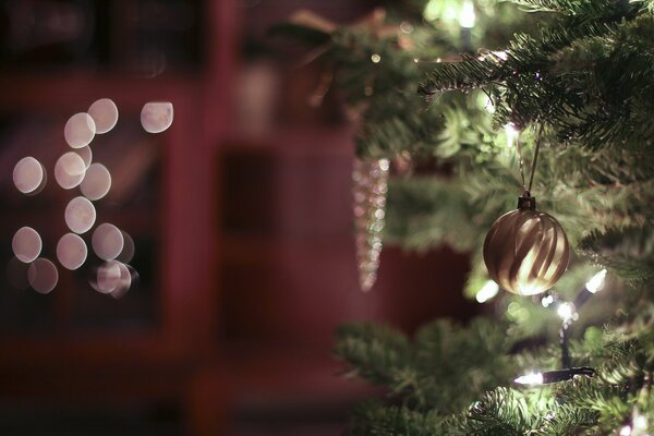 Pomme de pin jouet sur la branche de l arbre de Noël