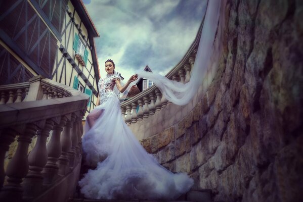 Mariée avec un long train et une photo