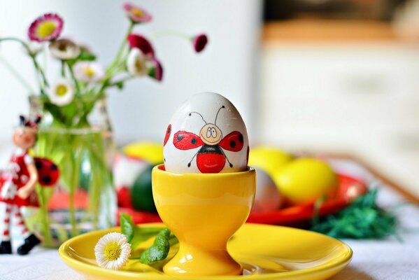 Coccinelle peinte sur un œuf