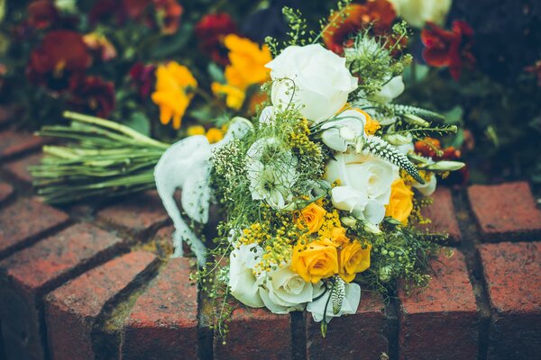 Bouquet de mariée dans des tons blancs et jaunes
