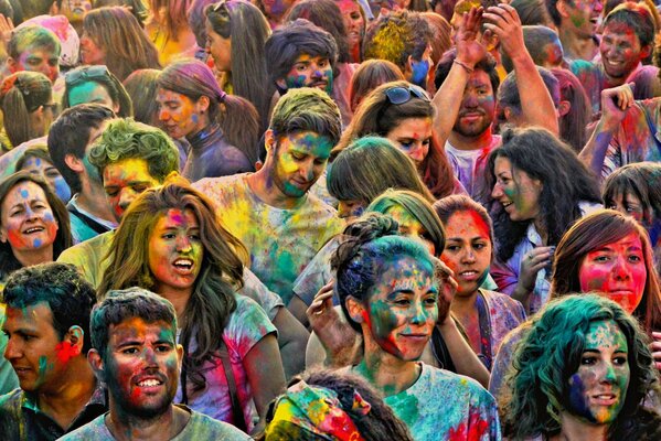 Foule joyeuse à la fête de Holi