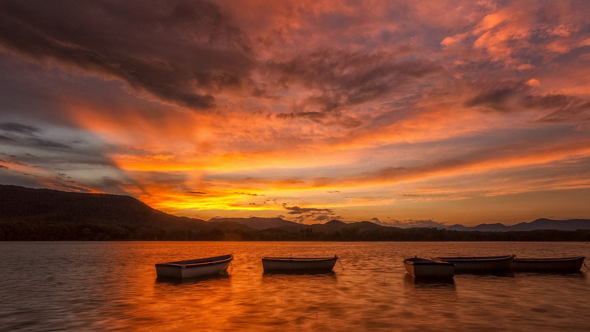 coucher de soleil lac bateaux
