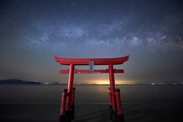 Porte de Torii sous le ciel étoilé