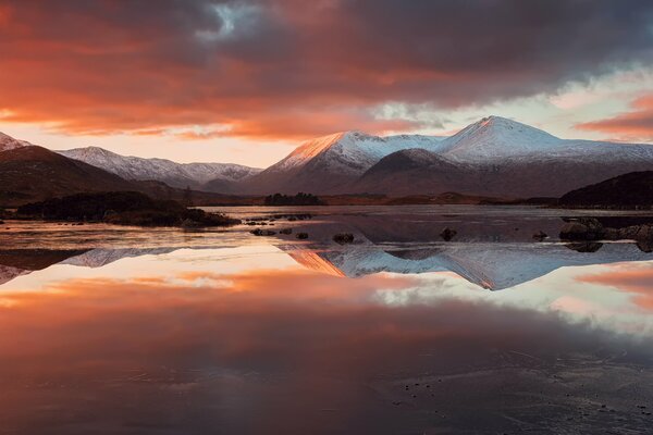 Reflet des Highlands du Nord de l Écosse dans le lac