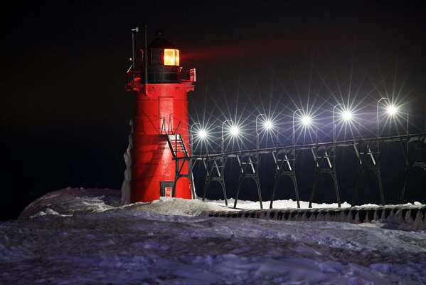 Phare de nuit au milieu de la neige en hiver