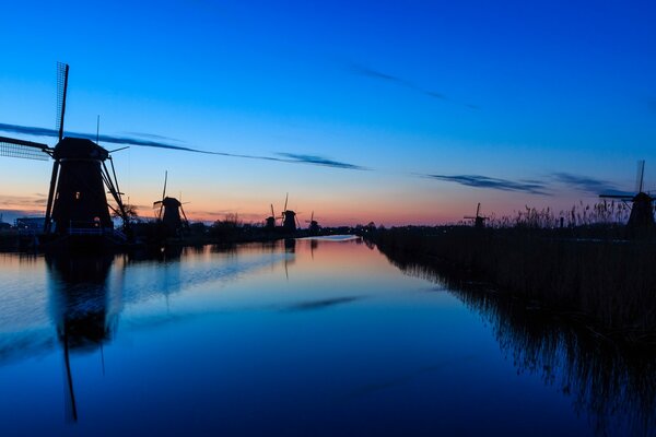 Rivière du soir sur fond de coucher de soleil coloré