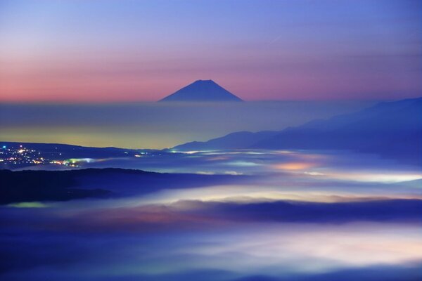 Vue sur le Mont Fuji caché dans le brouillard