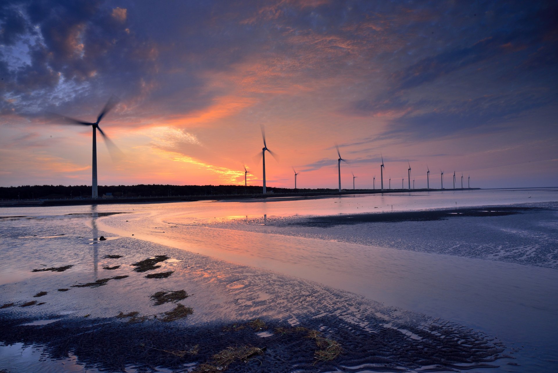 moulins à vent hélice pales crépuscule eau échoué algues