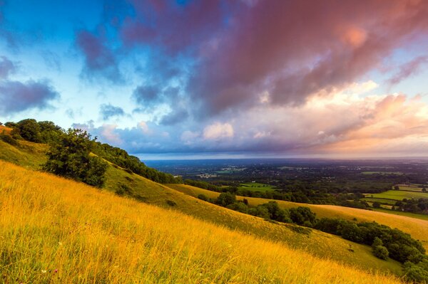 Ciel dans les nuages sur fond de collines de grande-Bretagne