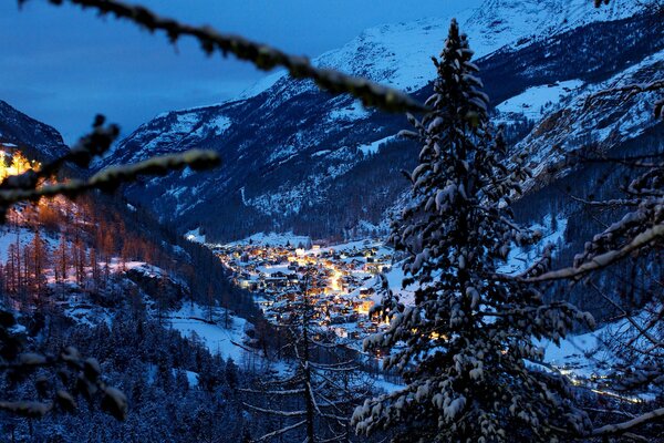 Hiver dans les montagnes alpines en Suisse