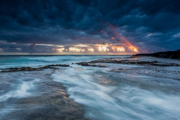 Coucher de soleil dans les nuages sur fond d océan