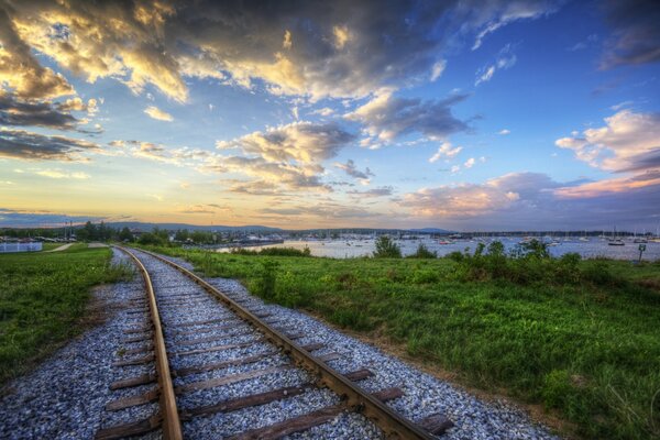 Chemin de fer et coucher de soleil