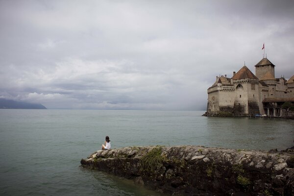 Fille sur la pierre près du château