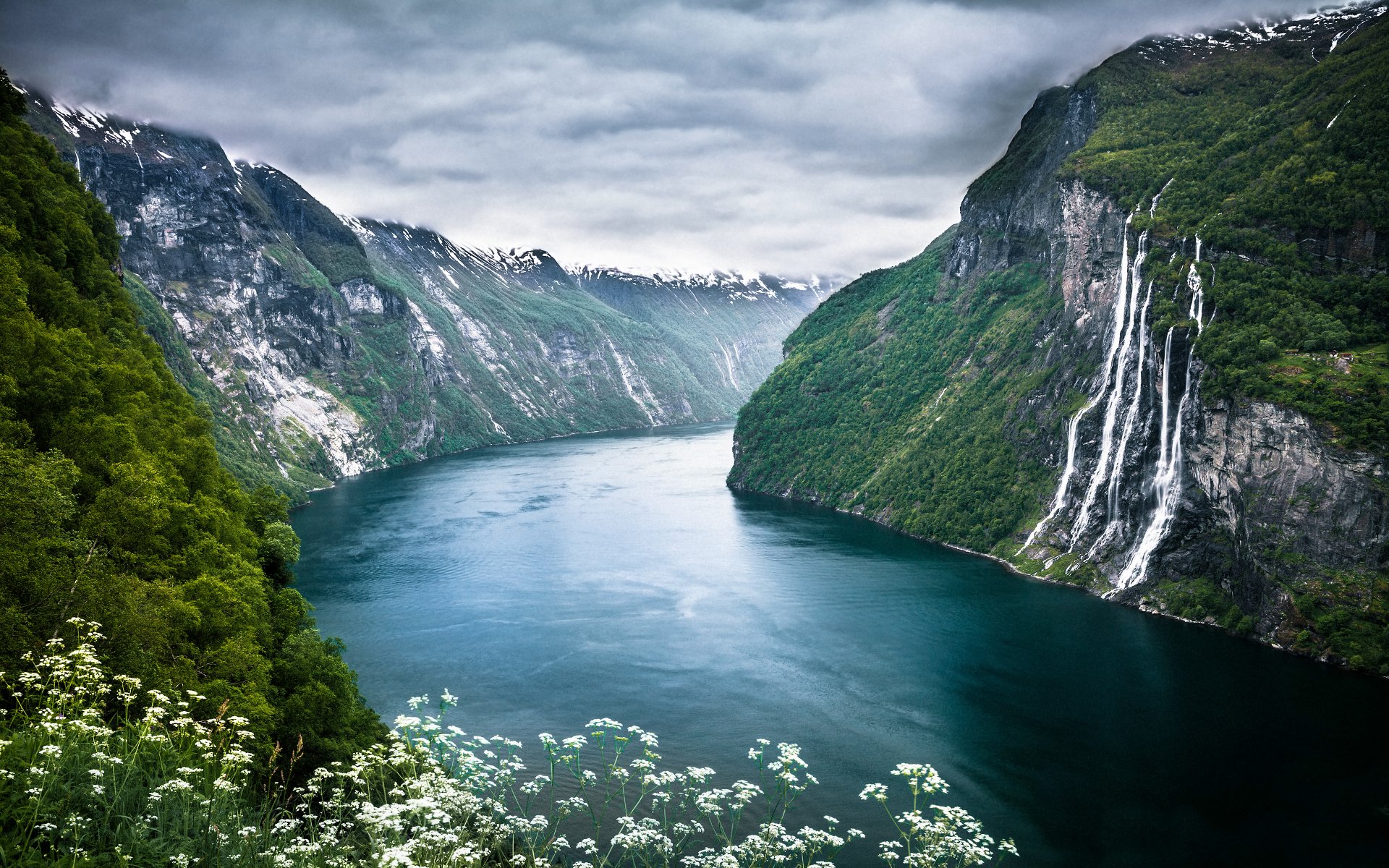 norvège geiranger fjord geirangerfjorden sept sœurs de syv søstre chaîne de montagnes rivière montagnes