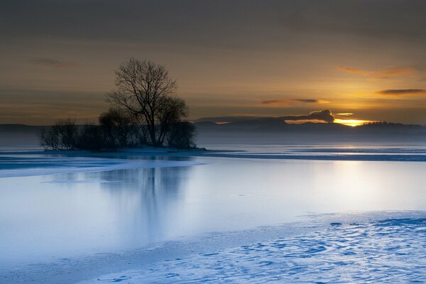 Coucher de soleil sur la surface de l eau