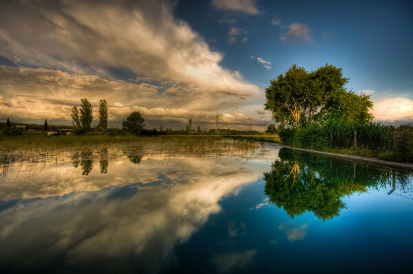 Nature du soir avec lac