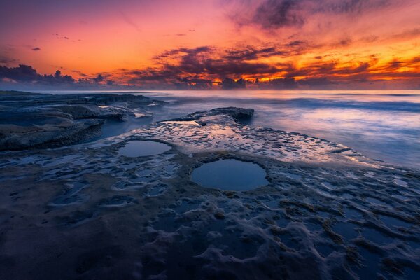 Plage rocheuse au coucher du soleil