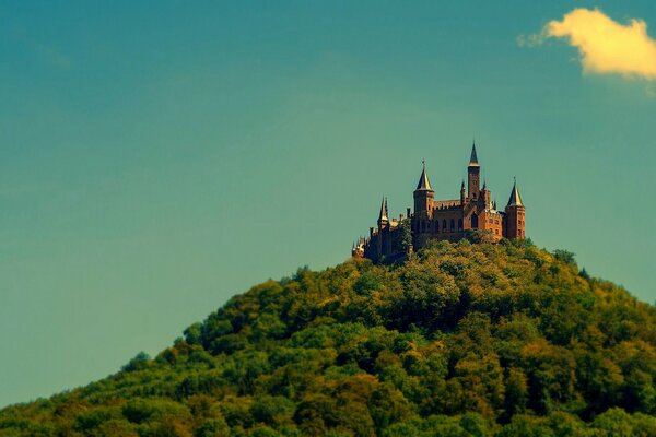 Château de Hohenzollern au sommet de la montagne