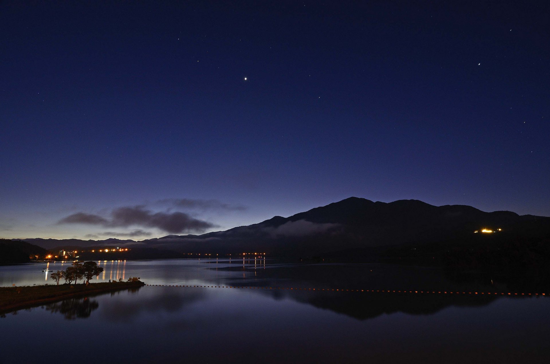 montagnes baie nuit lumières étoiles