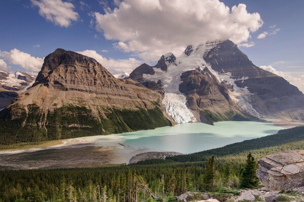 Beauté de la nature Canadienne. Montagnes, forêt et lac