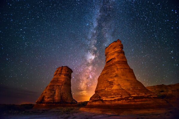 Ciel étoilé nocturne. Deux tours et la voie lactée