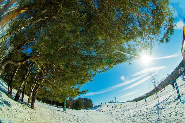 Le patinage des montagnes russes comme un type distinct de plaisir d hiver