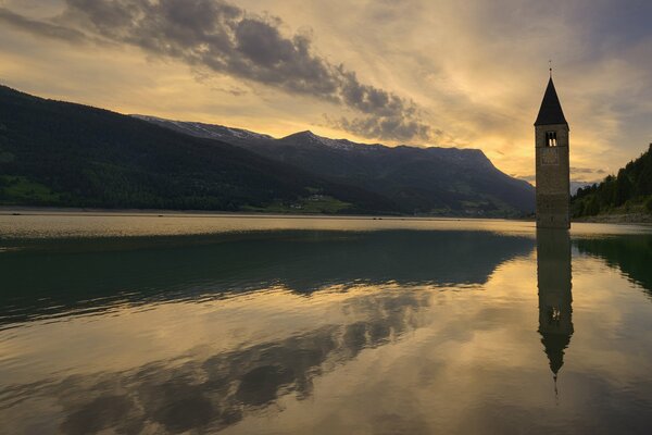 Lac et montagnes au coucher du soleil du soir