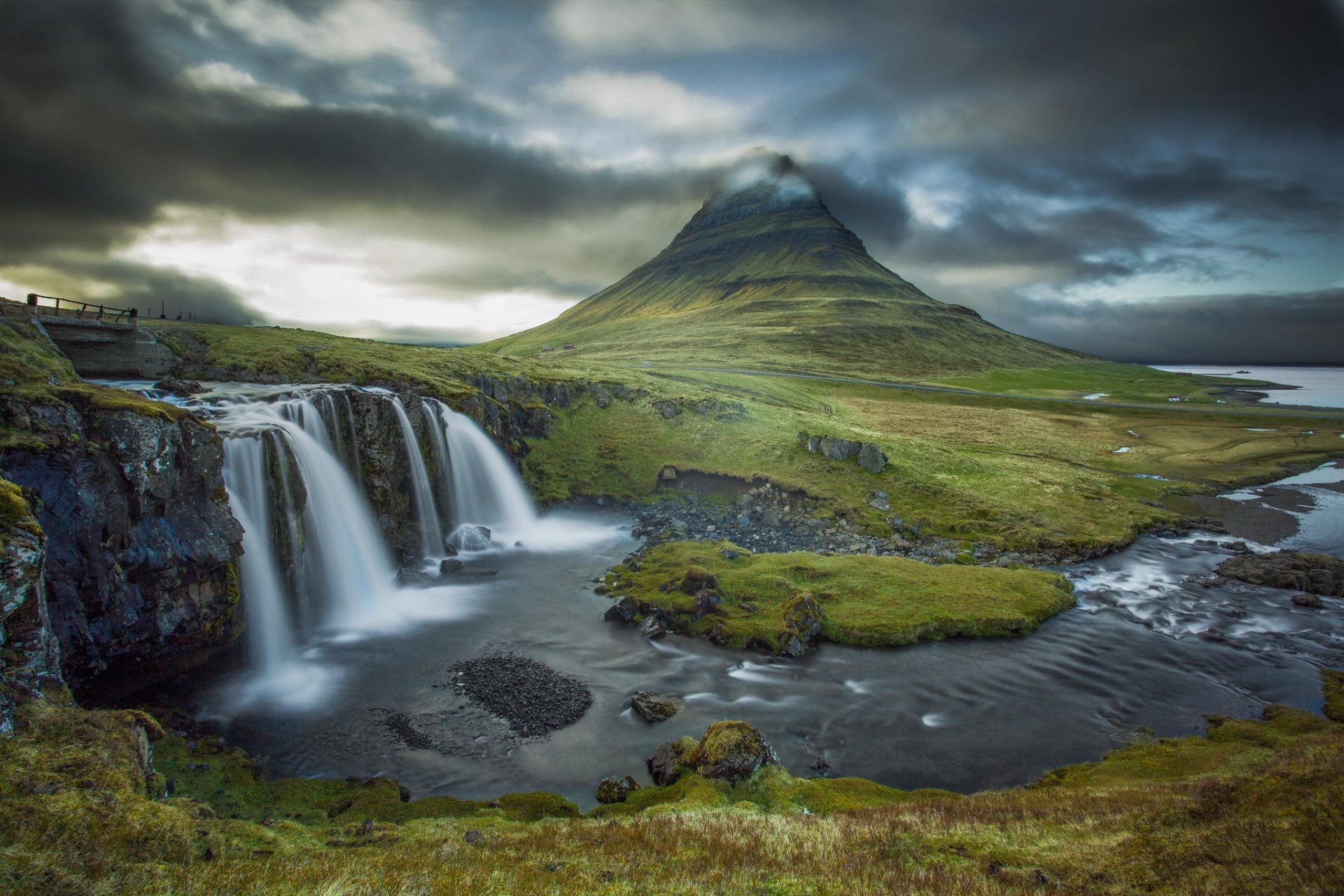kirkjufell islande montagne volcan cascade rivière nuages