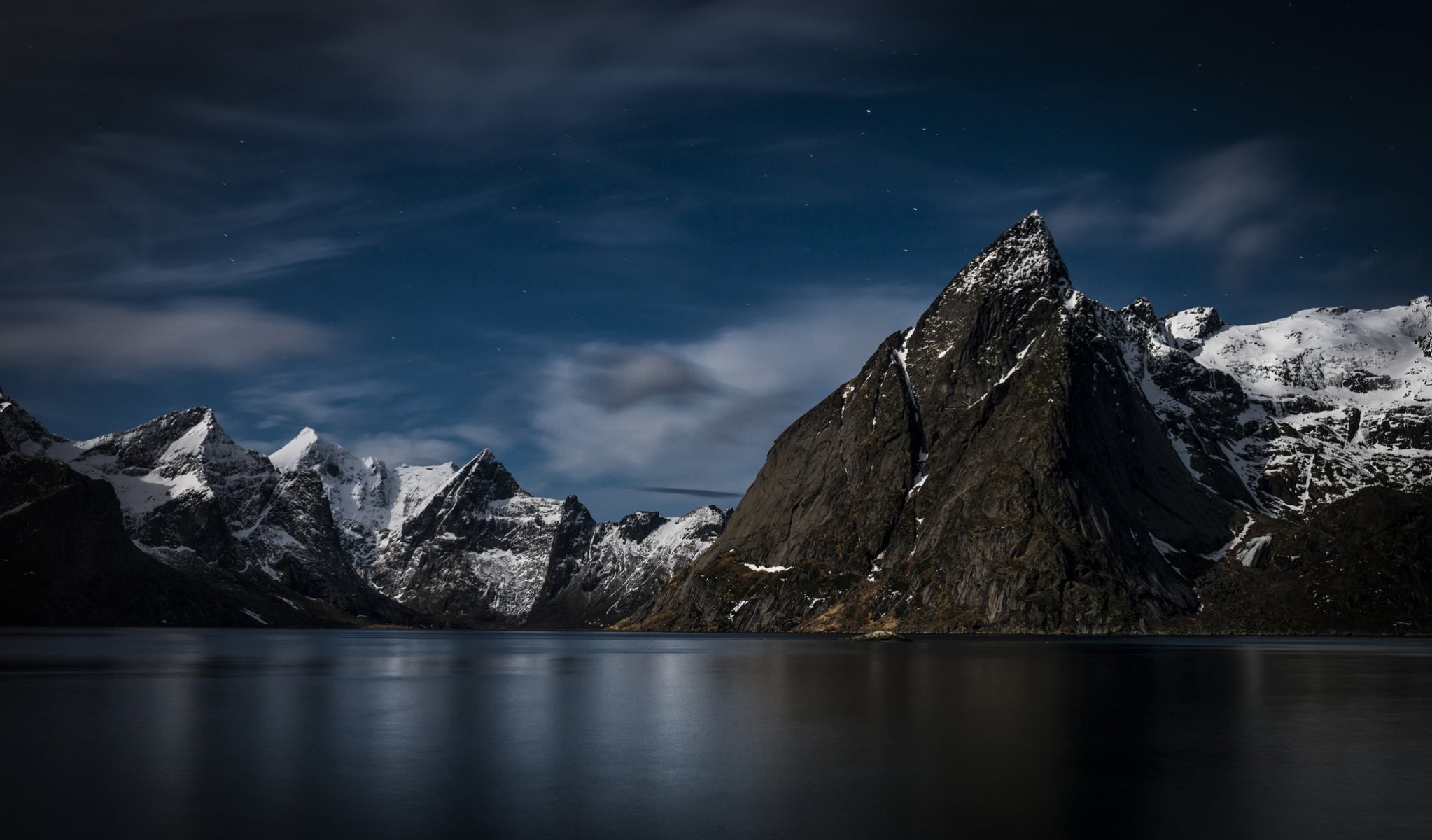 îles lofoten norvège archipel roches neige mer nuit ciel