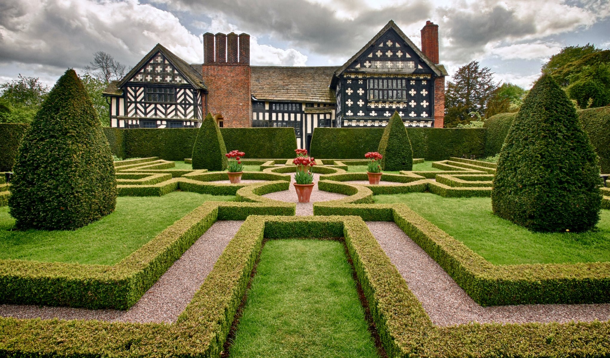 little morton hall angleterre little moreton hall cheshire manoir parc jardin arbres buissons fleurs