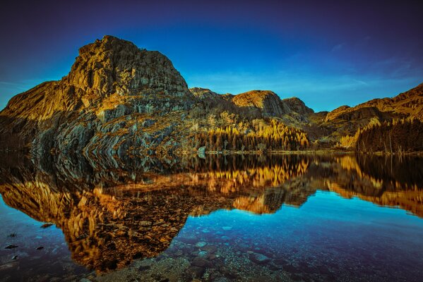 Reflet des montagnes dans la surface de l eau du lac
