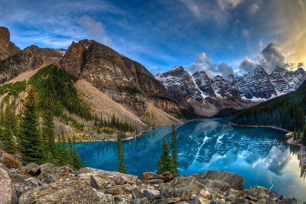 Lac bleu dans lequel les montagnes se reflètent