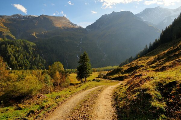 Route de la haute cascade de montagne